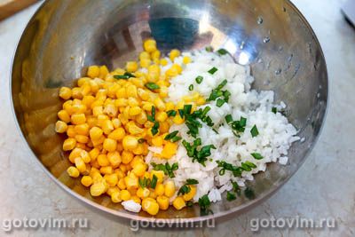 Рисовый салат с креветками, кукурузой и редисом , Шаг 05