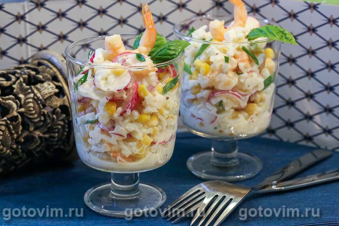 Рисовый салат с креветками, кукурузой и редисом . Фотография рецепта