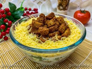 Салат из кролика с кукурузой, сыром и сухариками