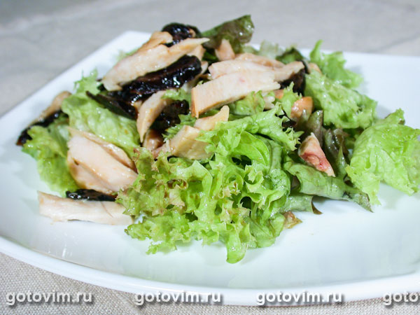 Салат с копченой куриной грудкой и черносливом. Фотография рецепта