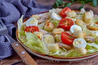 Салат с жареной куриной грудкой, помидорами черри и перепелиными яйцами. Фото-рецепт
