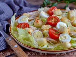 Салат с жареной куриной грудкой, помидорами черри и перепелиными яйцами