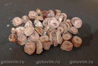 Легкий салат из куриных сердечек с маринованными огурцами, Шаг 01