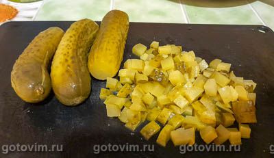 Легкий салат из куриных сердечек с маринованными огурцами, Шаг 04