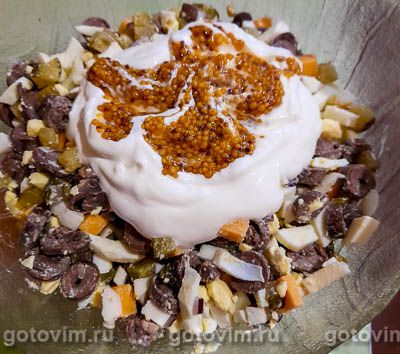 Легкий салат из куриных сердечек с маринованными огурцами, Шаг 07