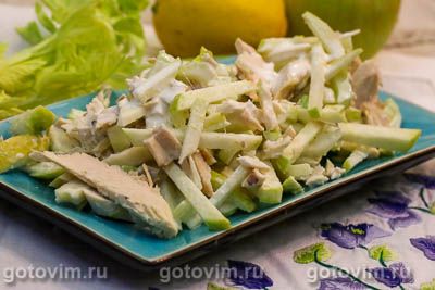 Вальдорфский салат с курицей, яблоком и сельдереем