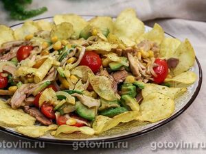 Салат с куриной грудкой, авокадо и чипса