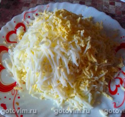 Слоеный салат с копченой курицей с грибами, огурцом и яйцом, Шаг 06