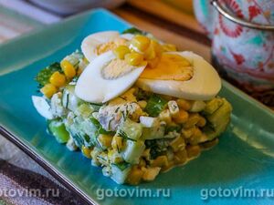 Куриный салат с огурцом и кукурузой