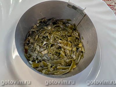 Слоеный салат из куриной грудки с морской капустой и плавленым сырком, Шаг 02