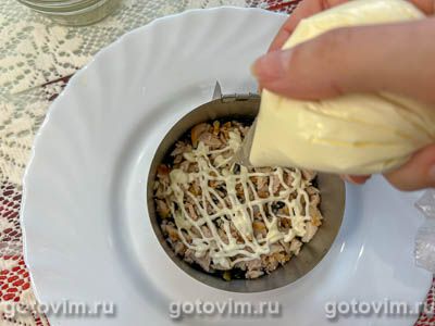 Слоеный салат из куриной грудки с морской капустой и плавленым сырком, Шаг 03