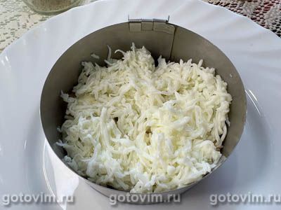 Слоеный салат из куриной грудки с морской капустой и плавленым сырком, Шаг 04