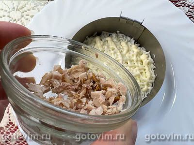 Слоеный салат из куриной грудки с морской капустой и плавленым сырком, Шаг 05