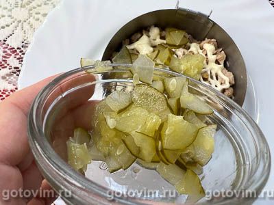 Слоеный салат из куриной грудки с морской капустой и плавленым сырком, Шаг 06