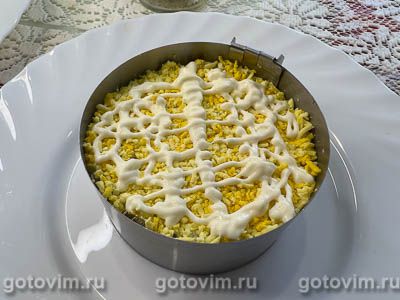 Слоеный салат из куриной грудки с морской капустой и плавленым сырком, Шаг 07
