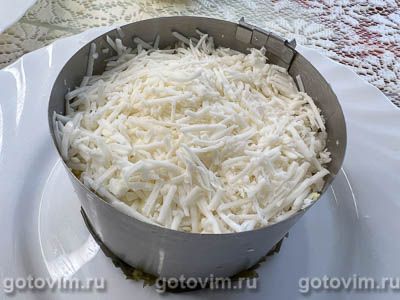 Слоеный салат из куриной грудки с морской капустой и плавленым сырком, Шаг 08