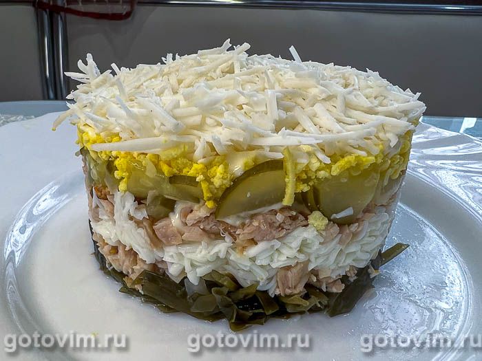 Слоеный салат из куриной грудки с морской капустой и плавленым сырком. Фотография рецепта