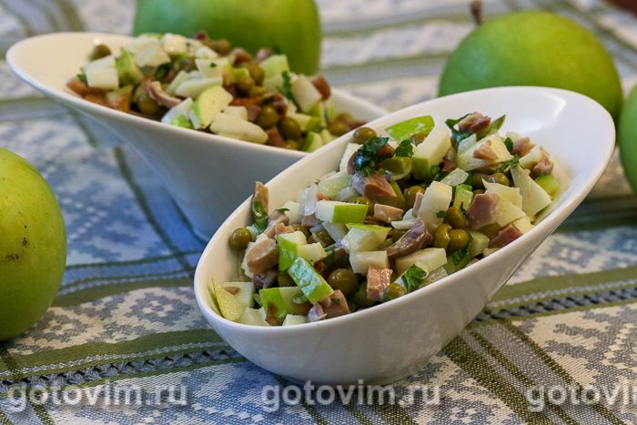 Слоеный салат с курицей, яблоками и орехами — рецепты | Дзен