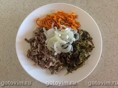 Фотография рецепта Салат из куриных желудков с маринованным луком и морской капустой