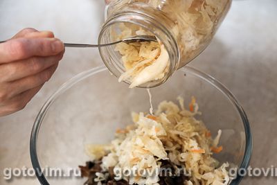 Салат из квашеной капусты с картофелем и грибами, Шаг 04
