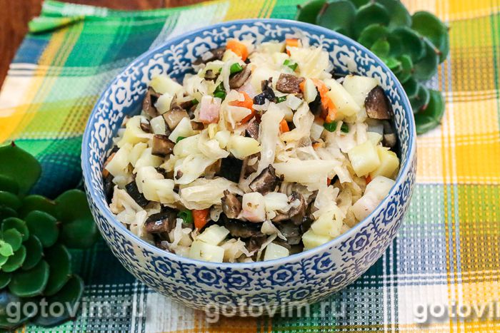 Салат из квашеной капусты с картофелем и грибами. Фотография рецепта