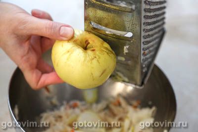 Салат из квашеной капусты с яблоком, Шаг 02