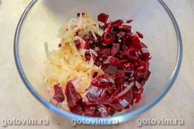 Салат из квашеной капусты с сельдью и свеклой, Шаг 04