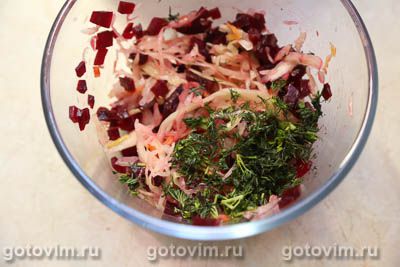 Салат из квашеной капусты с сельдью и свеклой, Шаг 05
