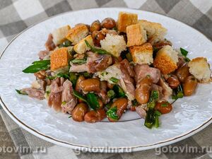 Мясной салат с фасолью и чесночными стре