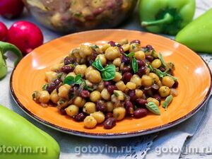 Мексиканский салат из нута, фасоли и лука