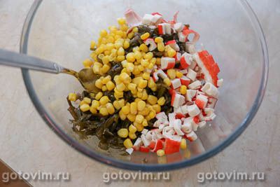 Салат из крабовых палочек с морской капустой, Шаг 05