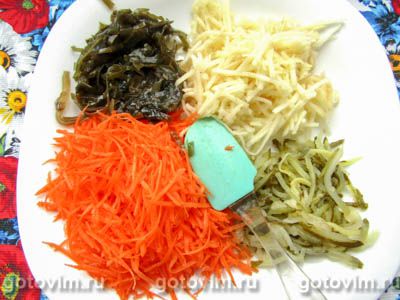 Салат из морской капусты с яйцом, огурцом, морковью и яблоками, Шаг 03