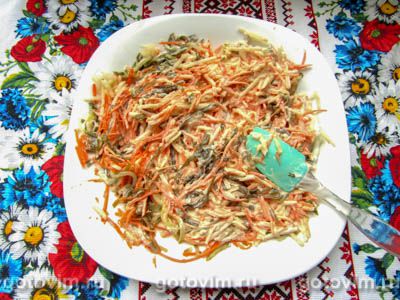 Салат из морской капусты с яйцом, огурцом, морковью и яблоками, Шаг 04