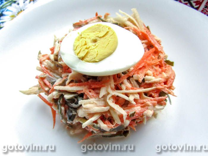 Салат из морской капусты с яйцом, огурцом, морковью и яблоками. Фотография рецепта