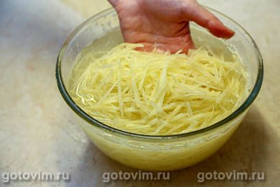 Салат «Муравейник» из картофельной соломки со шпротами, Шаг 02