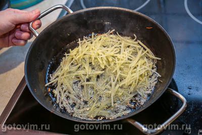 Салат «Муравейник» из картофельной соломки со шпротами, Шаг 03