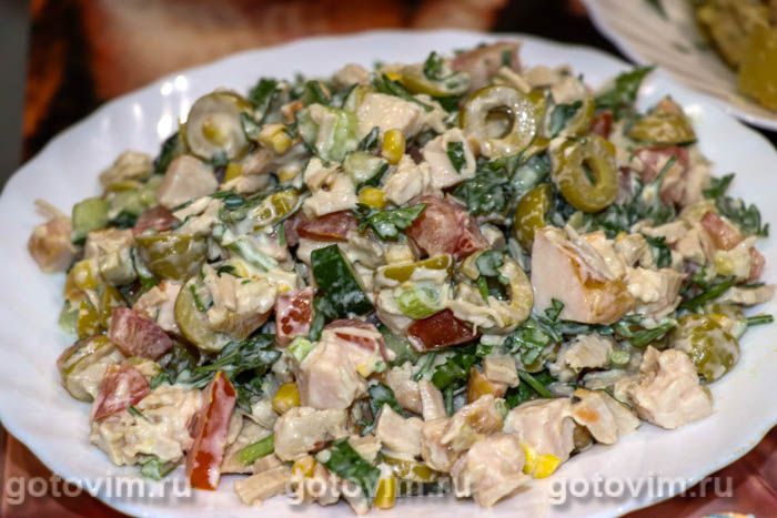 Мясной салат из свинины, копченой курицы и овощей. Фотография рецепта