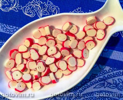 Слоеный салат «Морское дно» из крабовых палочек с консервированной рыбой и капустой , Шаг 02