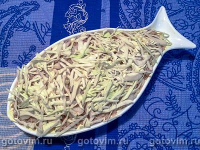 Слоеный салат «Морское дно» из крабовых палочек с консервированной рыбой и капустой , Шаг 07