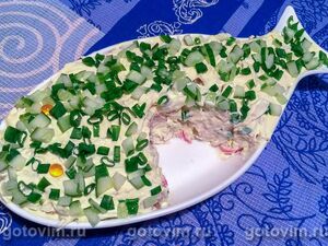Слоеный салат «Морское дно» из крабовых палочек с консервированной рыбой и капустой 