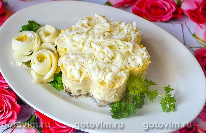 Слоеный салат «Невеста» с курицей и грибами . Фотография рецепта