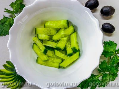 Диетический салат со свежим огурцом, сладким перцем и маслинами, Шаг 01
