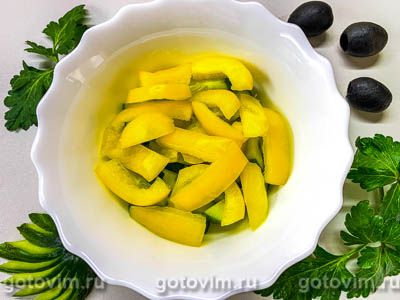 Диетический салат со свежим огурцом, сладким перцем и маслинами, Шаг 02