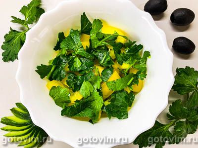 Диетический салат со свежим огурцом, сладким перцем и маслинами, Шаг 03