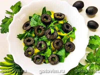 Диетический салат со свежим огурцом, сладким перцем и маслинами, Шаг 04