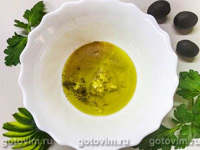 Диетический салат со свежим огурцом, сладким перцем и маслинами, Шаг 05