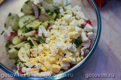 Салат из редиски с огурцом, яйцом и плавленым сырком, Шаг 04