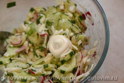 Салат из редиски с огурцом, яйцом и плавленым сырком, Шаг 06