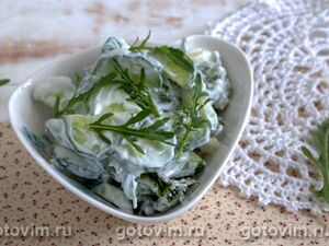 Салат из огурцов с йогуртом и рукколой (