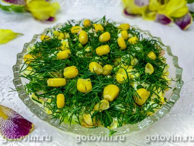 Салат из огурцов с яйцом, колбасой и кукурузой